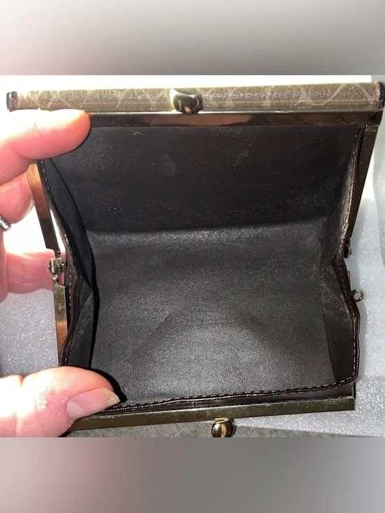 LOW START Nina Ricci EUC Kiss Lock Bi-Fold Wallet - Picture 5 of 6